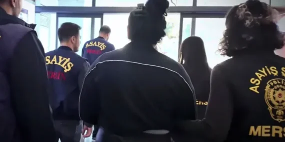 Mersin’de hırsızlık şüphelileri minibüste yakalandı: 3 tutuklama